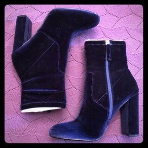 NWOT-Steve Madden Blue Velvet booties, sz 7.5